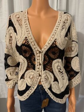 Pretty AZ one size cream black print crochet button front dolman 3/4 sleeve
